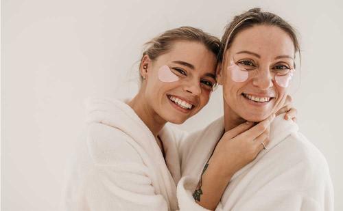 Depositphotos_34001587_S_0011_feminine-young-caucasian-models-wear-bathrobes-after-shower-mask-bruising-eyes-spa-skin-ca