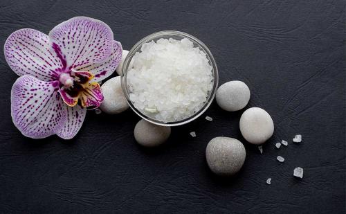 Depositphotos_34001587_S_0014_spa-wellness-sea-salt-orchid-flowers-sea-pebbles-structured-black-background