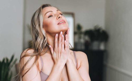Depositphotos_34001587_S_0021_blonde-smiling-woman-with-long-hair-does-facial-massage-underwear-bathroom