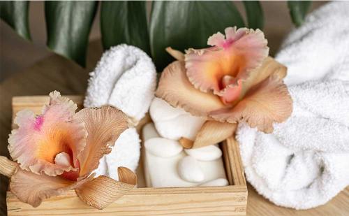 Depositphotos_34001587_S_0041_spa-composition-with-body-care-products-wooden-box-thai-orchid-flowers-1